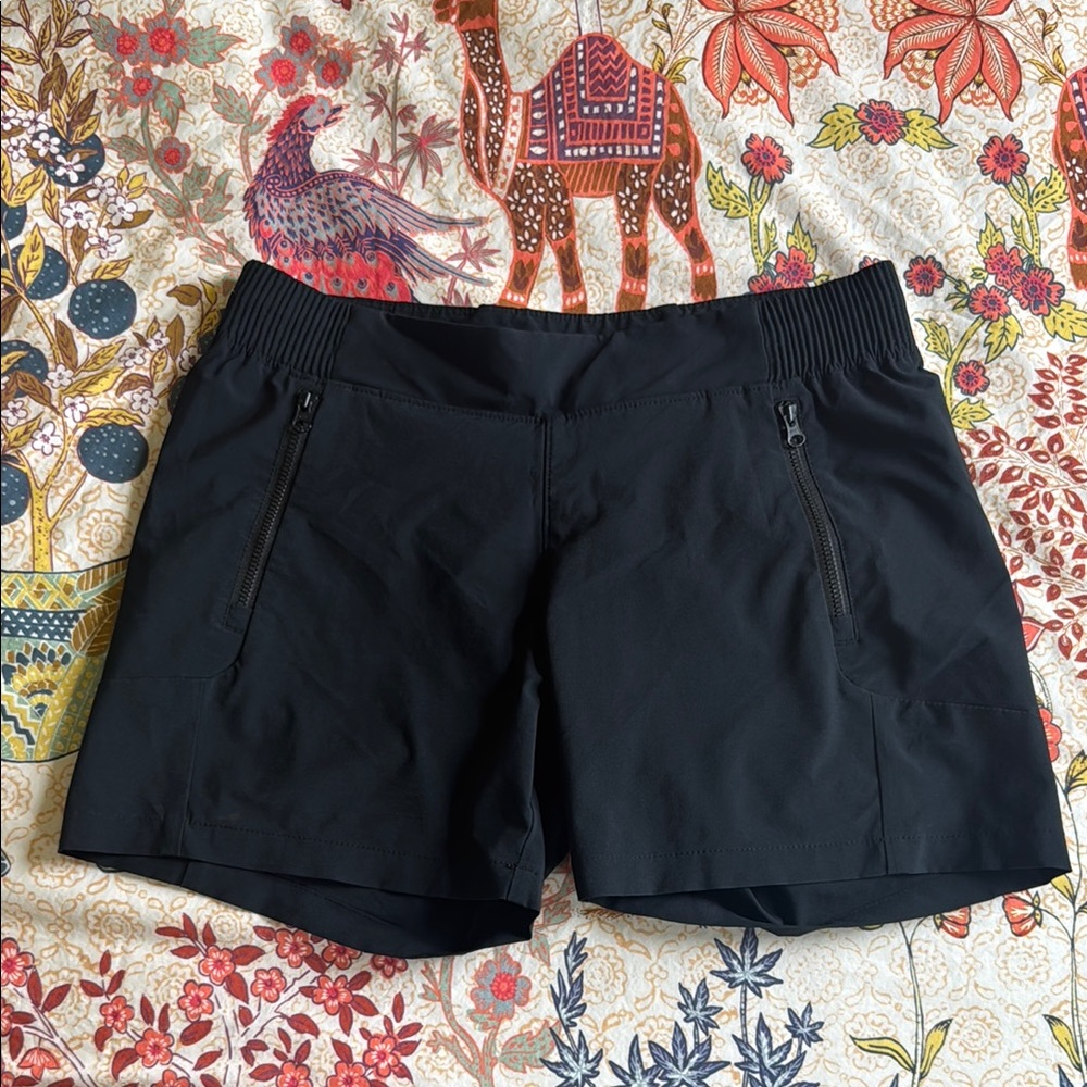 Black Columbia zippered pocket casual shorts women’s size S